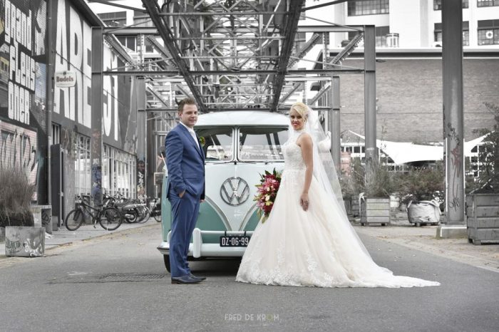 Bruidspaar Samantha en Danny in VW T1 busje_bruidsreportage fotoshoot Strijp S Eindhoven_06