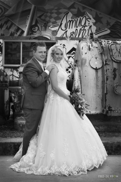 Zwart wit foto van bruidspaar op Strijp S Eindhoven
