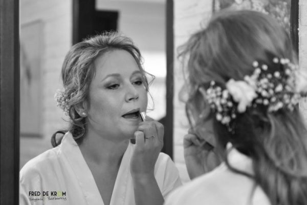 Bruid lippen stiftend voor de spiegel. Valkenswaard Eindhoven Veldhoven Meerhoven Geldrop