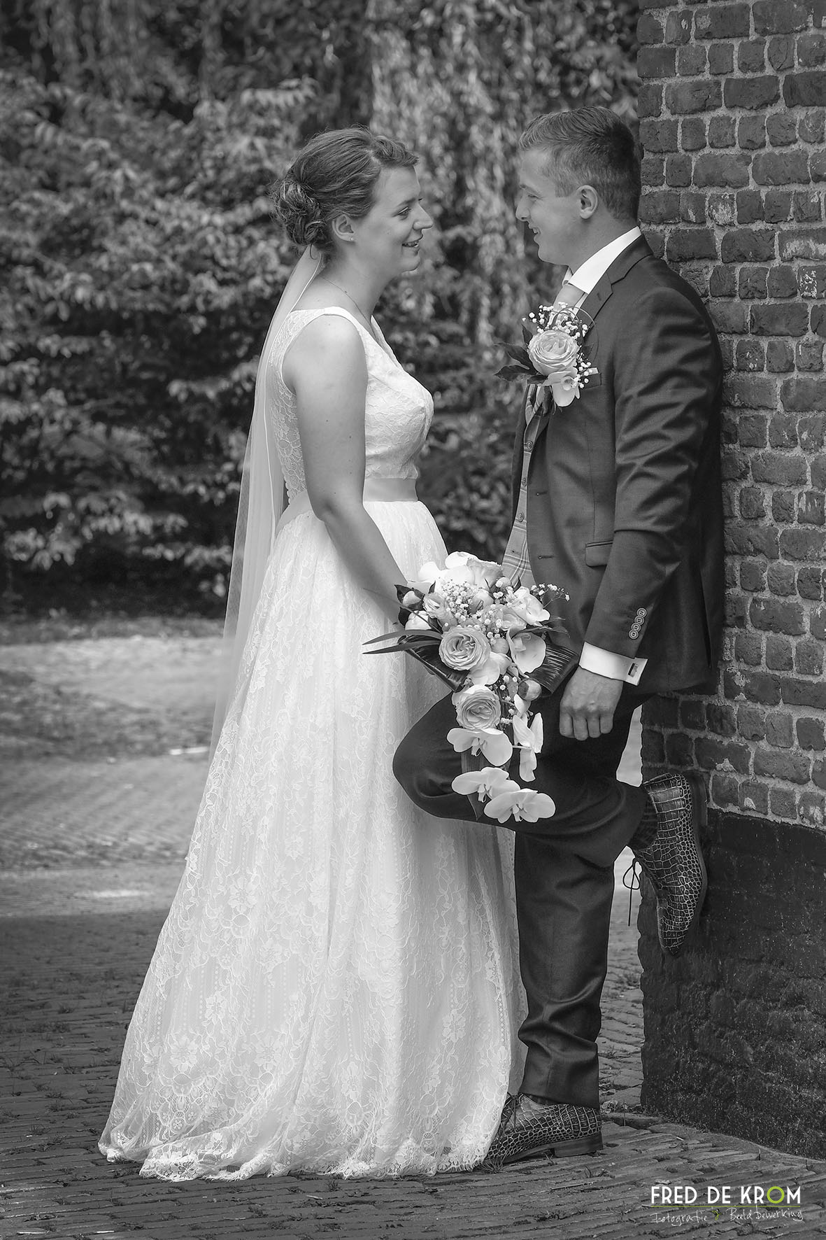 Zwart wit foto tijdens bruiloft, trouwfotograaf, bruidsfotografie in Zeelst, Veldhoven