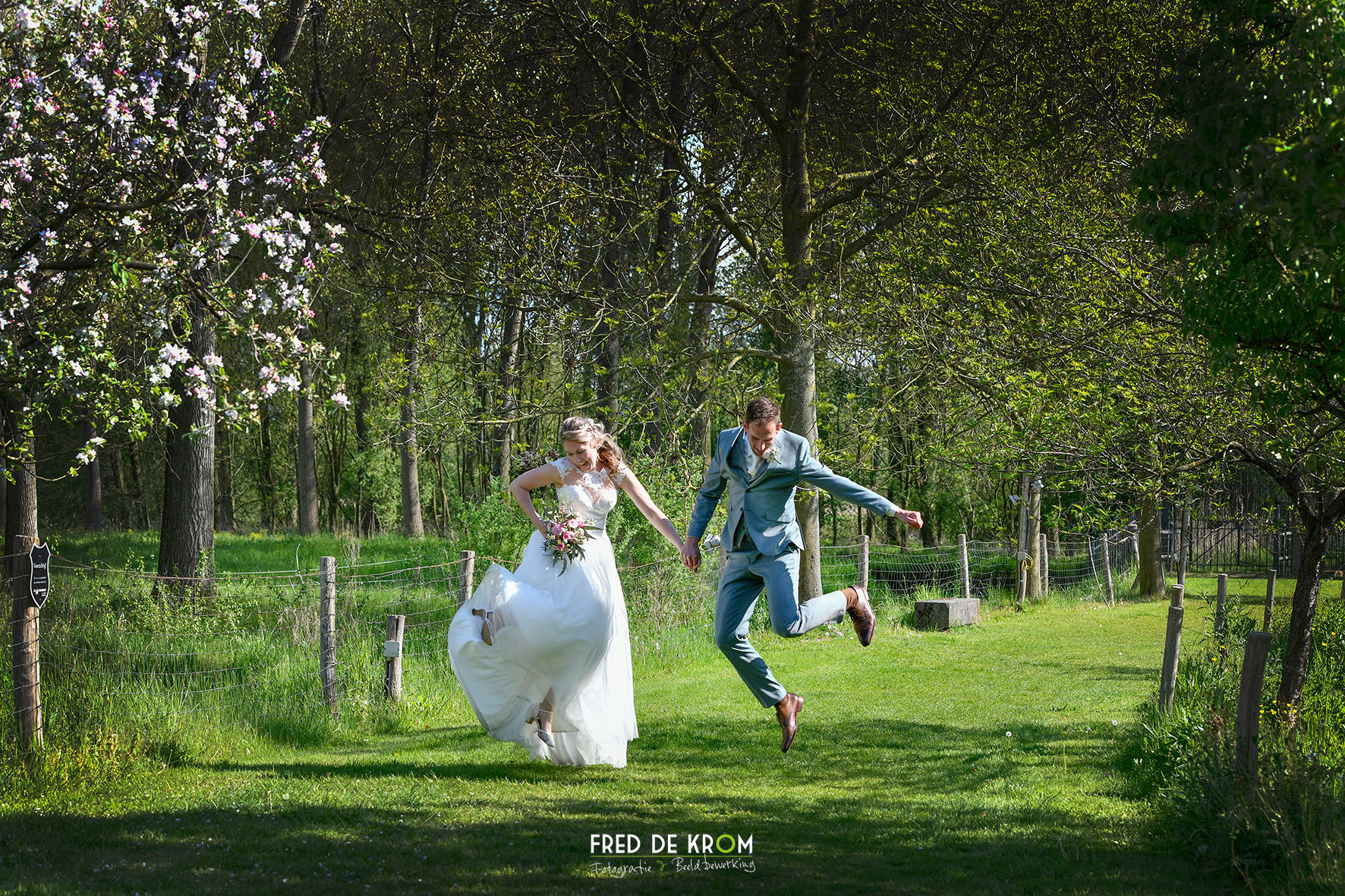 bruidspaar springend tijdens bruidsreportage in Eindhoven en Tilburg.