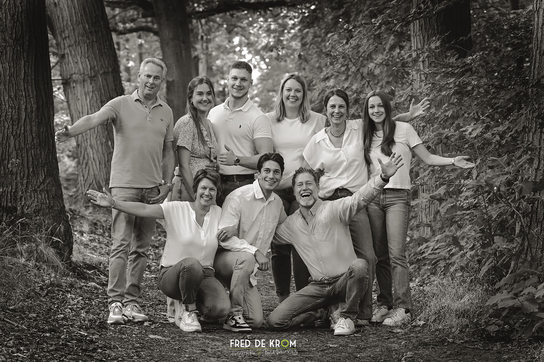 Familiefoto_familie fotoshoot_zwart wit foto op pad in bos Eindhoven.
