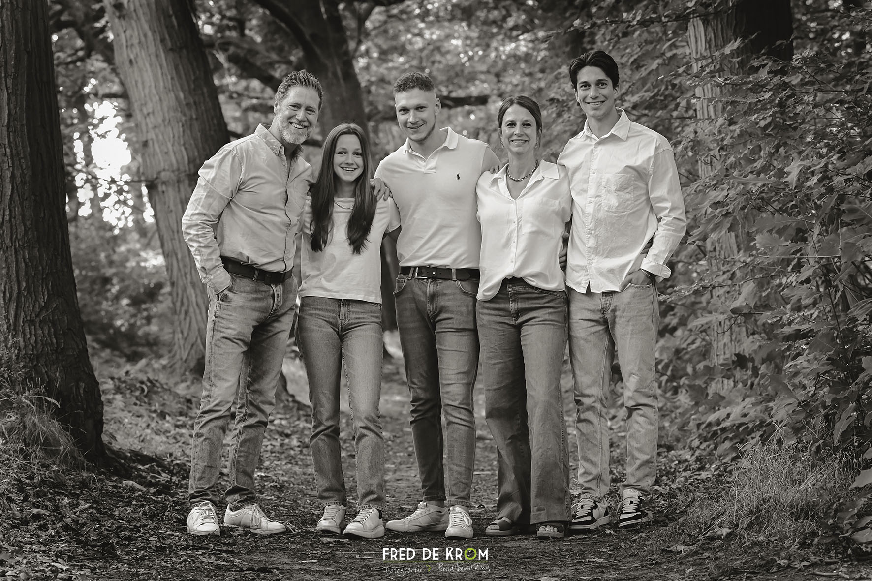 Ongedwongen familiefoto_familie fotoshoot_zwart wit in bos Valkenswaard.