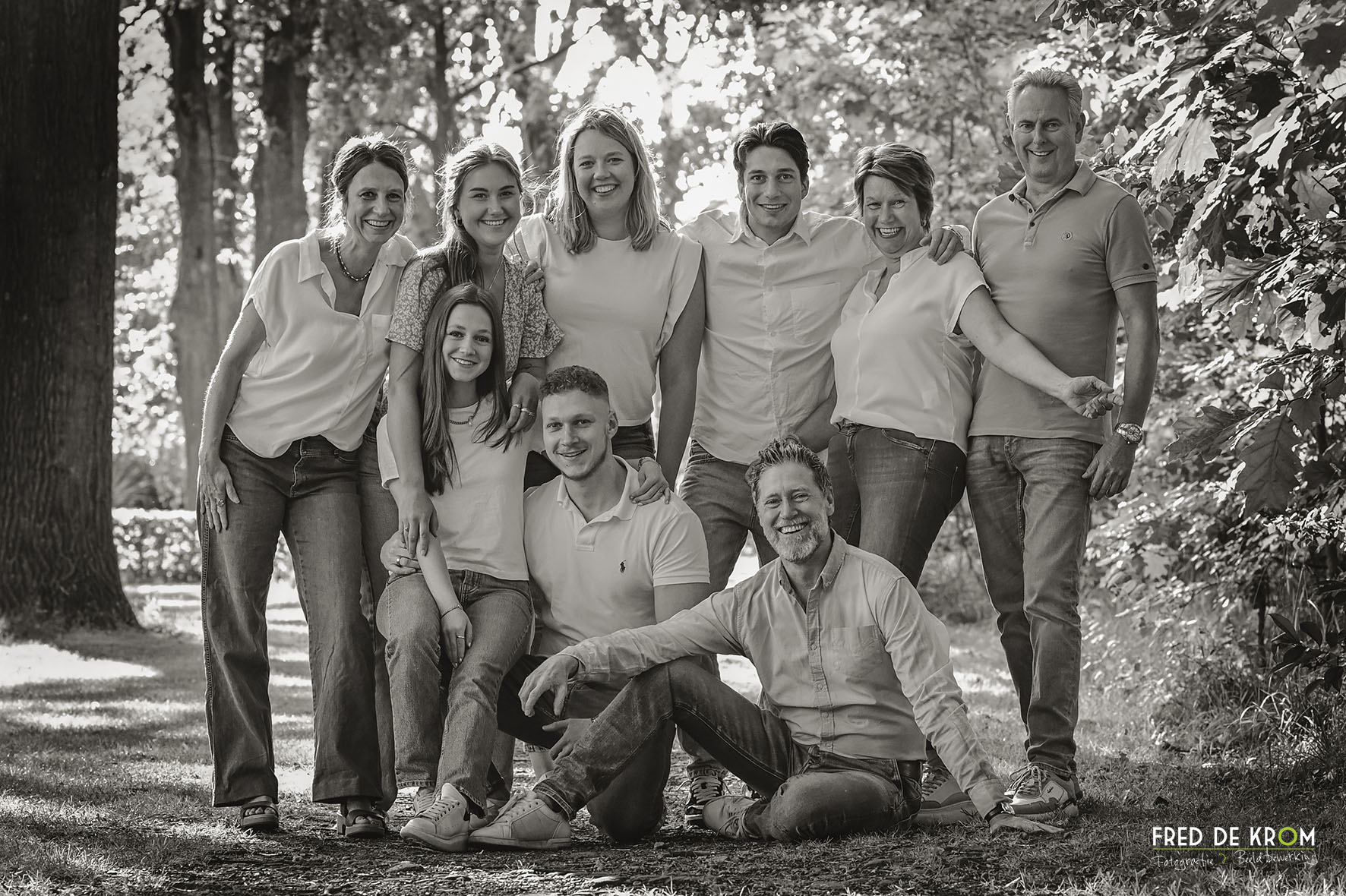 Spontane familiefoto_familie fotoshoot_zwart wit foto in tegenlicht in bos Eindhoven