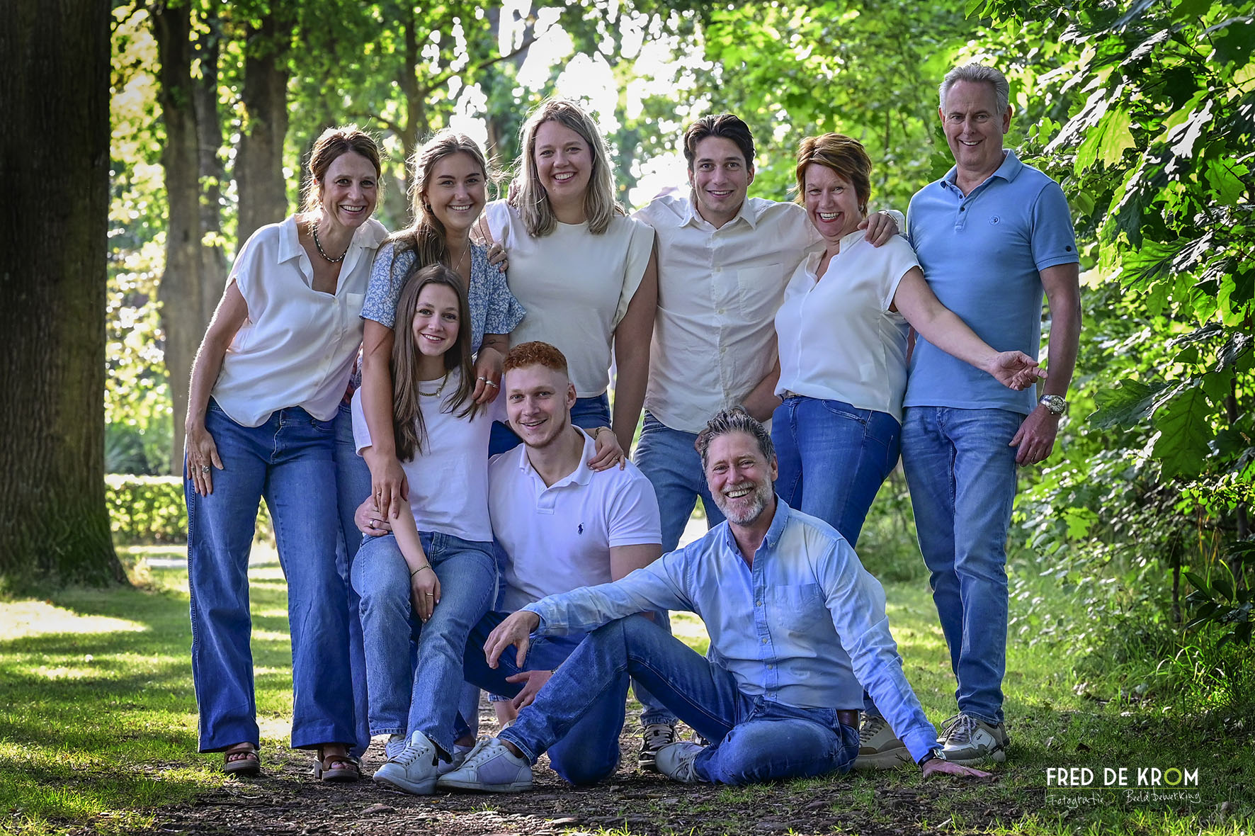 Spontane familiefoto_familie fotoshoot_kleurenfoto in tegenlicht
